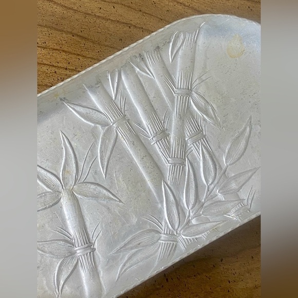 Elegant Floral Embossed Aluminum Tray. Vintage. Brand Everlast - Picture 2 of 3